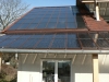 En partie haute: 24 m² de capteur thermique CLIPSOL pour le chauffage en PSD (plancher solaire direct) et la production d'eau chaude sanitaire, en bas 10 m² de capteur photovoltaïque,le même capteur couvre la terrasse de l'étage (en haut àdroite).